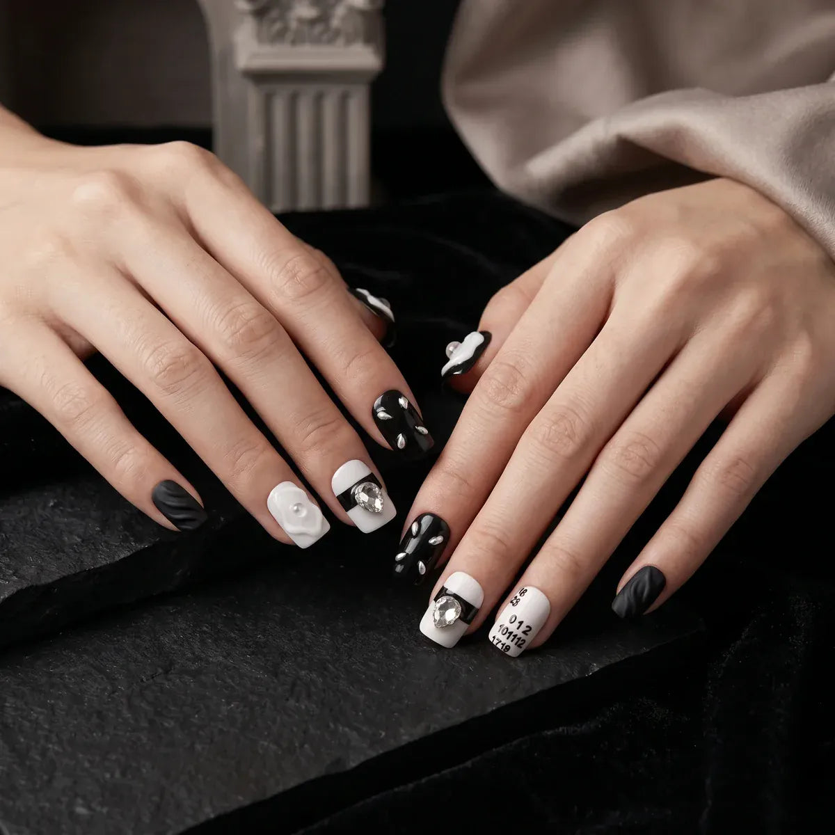 Kentrim black and white 3D wave heart rhinestone short square press-on nails, 30-piece set with 15 sizes for nail art. Main image