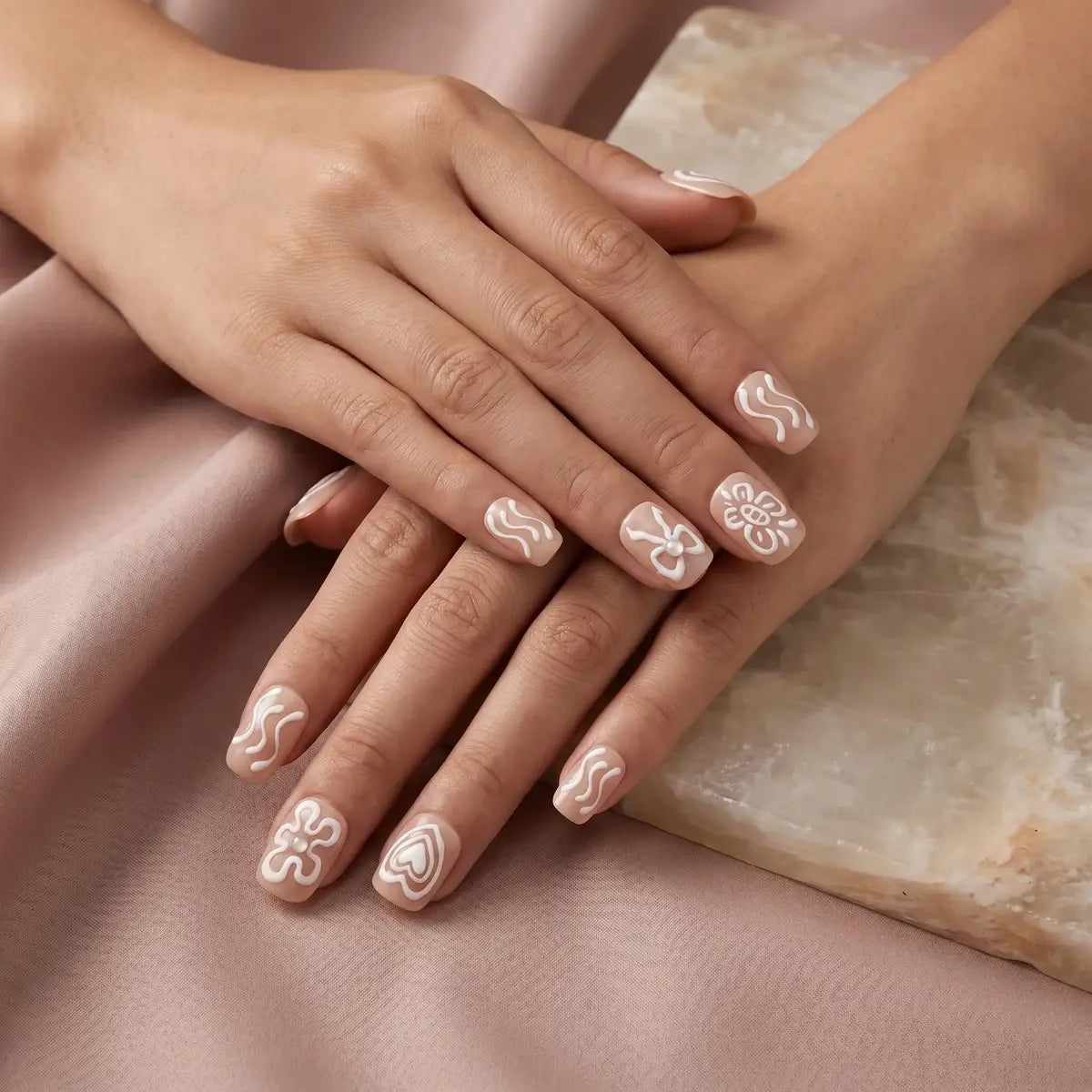 Kentrim nude white abstract line flower short square press-on nails, 30-piece set with 15 sizes for natural-looking manicures. Main image
